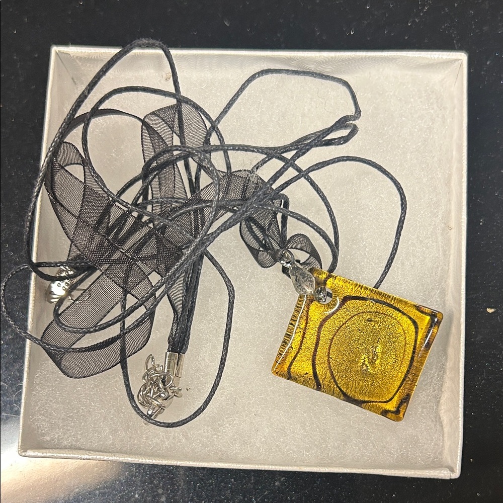 Source Unknown Black and Gold Necklace